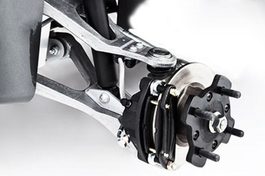 自動車用ボールジョイントを備えたダブルウィッシュボーン・フロントサスペンション。極上の乗り心地を支える技術。