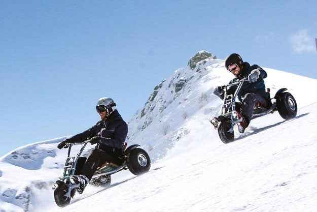 冬の雪山でマウンテンカートを楽しむ