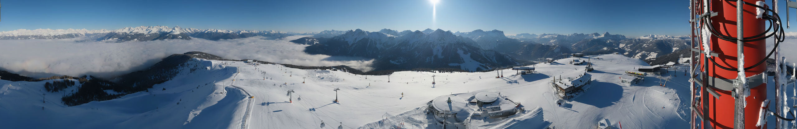 雪山の山頂から見た360度パノラマ景色、スキー場のリフトと建物、雲海と青空
